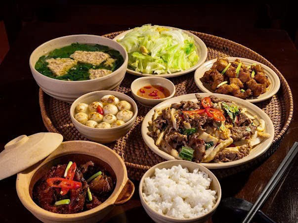 Mâm cơm gia đình truyền thống